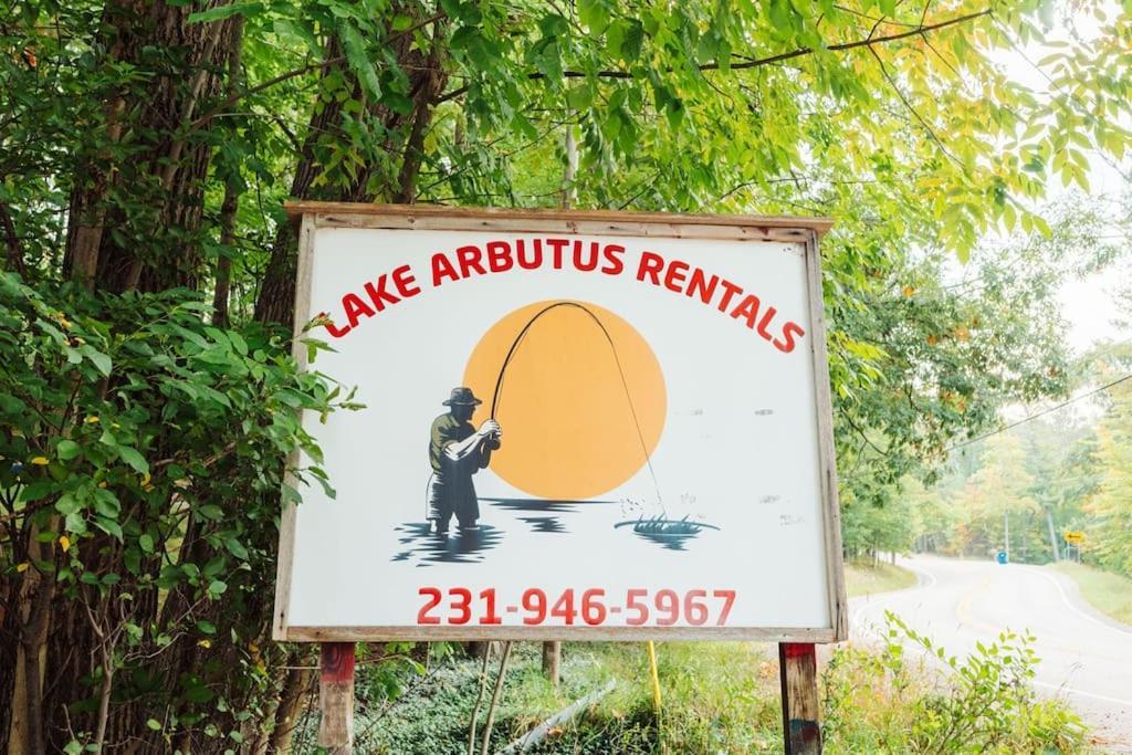 Arbutus Lake 3 Bedroom Cottage Traverse City Ngoại thất bức ảnh